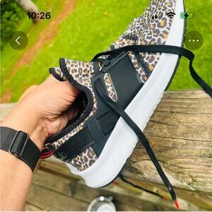 Women’s New Balance Sneakers Size 8 - cheetah / leopard print accents. EUC
